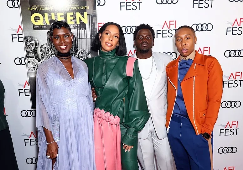 禁漫天堂团队与国际明星在红毯上的合影